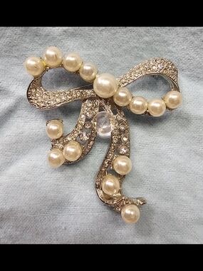Pearl & Rhinestone Bow Brooch-Silver Tone